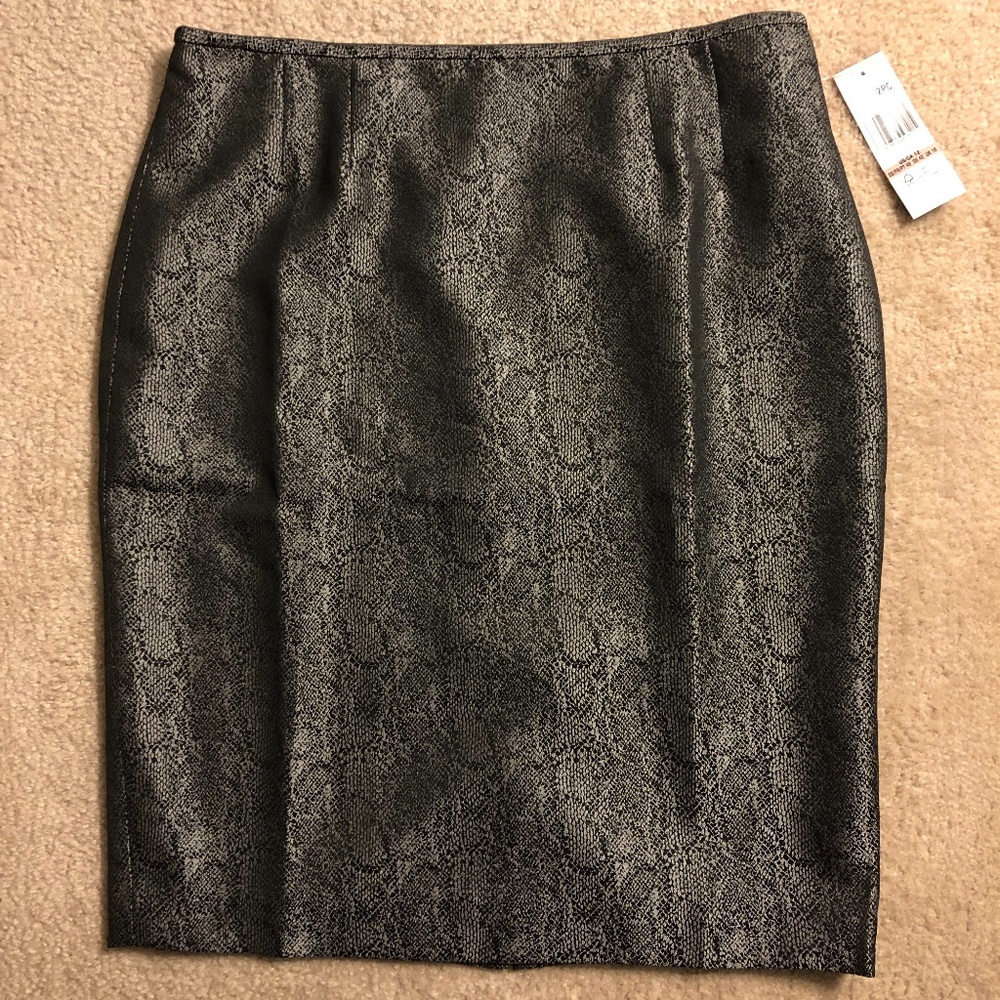 NWOT Le Suit Jacquard Snake Print Bordeaux Skirt